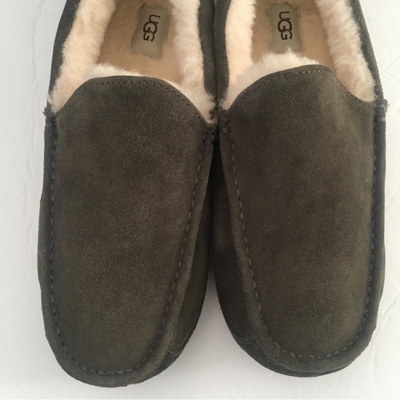 NWOT- UGG SLIPPERS - Picture 2 of 8